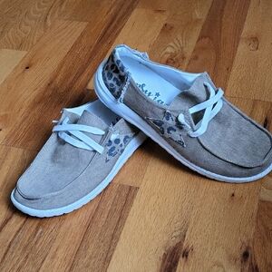 Gypsy Jazz Leopard Accent Canvas Shoes. Never worn size 10